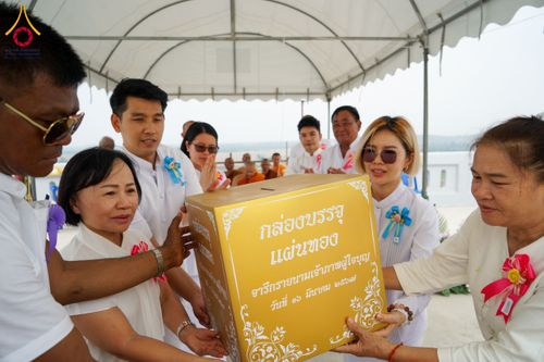 ภาพ No.131443:พิธีอัญเชิญพระบรมสารีริกธาตุ และองค์พระพุทธรัตนกายสิทธิ์ ติดตั้งองค์พระเจดีย์จตุรทิศ ถวายองค์พระเจดีย์ ลานธรรมและกำแพงแก้ว ถวายเป็นพุทธบูชา น้อมถวายบูชาธรรมหลวงพ่ออายุวัฒนมงคล ๘๐ พรรษา วันเสาร์ที่ ๑๖ มีนาคม พ.ศ. ๒๕๖๗ ณ วัดเขาพญาปราบ ต.ตะขบ อ.ปักธงชัย จ.น