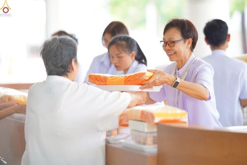 ภาพ No.247379:วันจันทร์ที่ 22 กันยายน พ.ศ. 2568 (วันพระ แรม 15 ค่ำ เดือน 10) พิธีบุพเปตพลี ครั้งที่ 170 ร่วมอุทิศบุญแด่หมู่ญาติที่ล่วงลับไปแล้ว และสืบทอดอายุพระพุทธศาสนา ณ หอฉันคุณยายอาจารย์ฯ วัดพระธรรมกาย