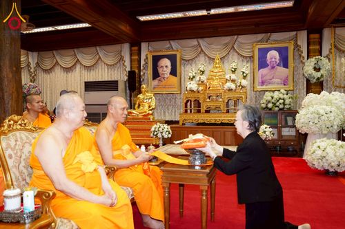 ภาพ No.270785:วันที่ 18 พฤศจิกายน พ.ศ. 2568 วัดพระธรรมกาย เป็นเจ้าภาพบำเพ็ญกุศล  คุณยายอาจารย์ ดร.ตรีธา เนียมขำ  อดีตนายกสมาคมศิษย์หลวงพ่อวัดปากน้ำ ณ ศาลาสตมานุสรณ์ (ศาลาเรือนไทย) วัดปากน้ำ  พระอารามหลวง เขตภาษีเจริญ กรุงเทพมหานคร