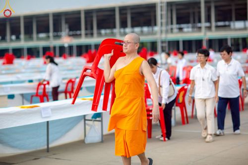 ภาพ No.218452:วันที่ 15 - 18 เมษายน พ.ศ. 2568 การเตรียมภาชนะสำหรับถวายภัตตาหาร , การจัดโต๊ะเก้าอี้ในลานธรรม , การแพ็คพัสดุงานต้อนรับ เพื่องานวันคุ้มครองโลก 22 เมษายน พ.ศ.2568 วัดพระธรรมกาย