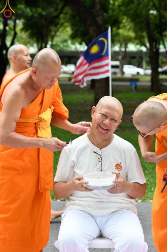 ภาพ No.143876:พิธีตัดปอยผม โครงการอุปสมบทหมู่ พระธรรมทายาทนานาชาติ (ภาษาจีน) รุ่นที่ 19 วันอาทิตย์ที่ 7 กรกฎาคม พ.ศ. 2567 ณ สนามหญ้า หน้าบ้านแก้วอาสาสมัคร วัดพระธรรมกาย