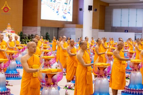 ภาพ No.215704:วันอาทิตย์ต้นเดือนที่ 6 เมษายน พ.ศ. 2568 พิธีทอดผ้าป่าสมทบ เพื่องานถวายมหาสังฆทาน 40,000 กว่าวัดทั่วประเทศ ณ สภาธรรมกายสากล วัดพระธรรมกาย