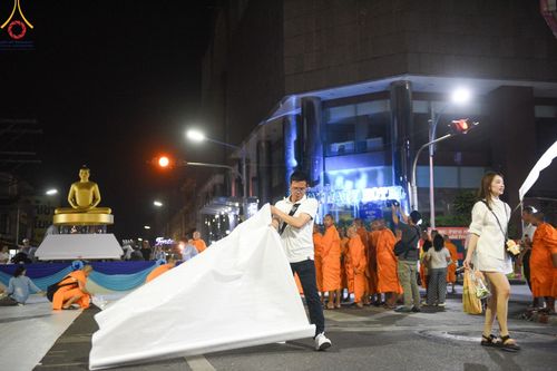 ภาพ No.151627:V.55 ทีมใหญ่ที่หาดใหญ่ เจ้าหน้าที่ทุกสถานะ หลายสัญชาติ ร่วมกันจัดงานตักบาตรที่หาดใหญ่ วันที่ 10-11 สิงหาคม พ.ศ. 2567