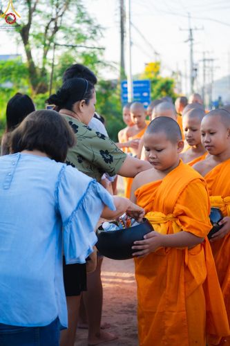 ภาพ No.57844:กิจกรรมบิณฑบาตของสามเณร โครงการบรรพชาสามเณร ฟื้นฟูพระพุทธศาสนาทั่วไทย ธุดงคสถานชลบุรี ณ ชุมชนบ้านห้วยเหียน ตำบลบ่อวิน  อำเภอศรีราชา จังหวัดชลบุรี วันที่ 27 เมษายน พ.ศ. 2567
