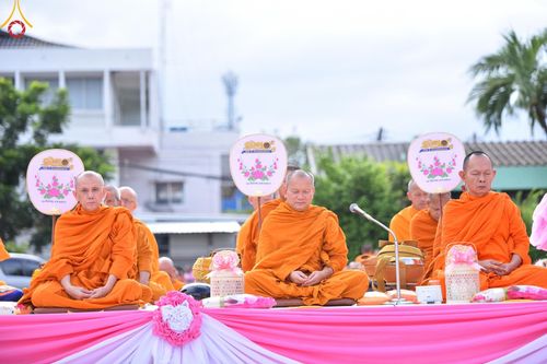 ภาพ No.150797:พิธีเจริญพระพุทธมนต์ และทำบุญตักบาตรแด่คณะสงฆ์ จำนวน 121 รูป เนื่องในโอกาสฉลองครบรอบ 120 ปี อำเภอคลองหลวง จังหวัดปทุมธานี เพื่อถวายเป็นพุทธบูชา ช่วยเหลือผู้ประสบความเดือดร้อนจากอุทกภัย และคณะสงฆ์ 323 วัด 4 จังหวัดชายแดนภาคใต้ วันเสาร์ที่ 31 สิงหาคม พ.ศ. 