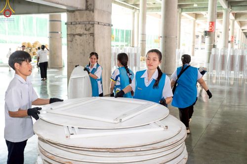 ภาพ No.220771:วันที่ 24-25 เมษายน พ.ศ. 2568 การเก็บงาน ผ้ารับประเคน ผ้าระบาย โต๊ะ เก้าอี้  ภายหลังงานวันคุ้มครองโลก ณ วัดพระธรรมกาย