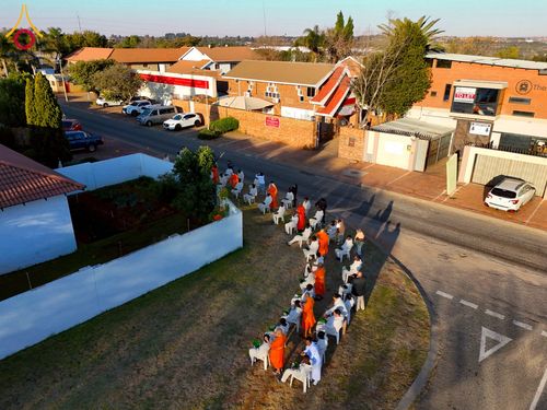 ภาพ No.231158:วันศุกร์ที่ 27 มิถุนายน พ.ศ. 2568 พิธีตัดปอยผมและพิธีปลงผมนาคธรรมทายาทแห่งทวีปแอฟริกา พ.ศ. 2568  โครงการบรรพชาอุปสมบทพระธรรมทายาทนานาชาติแห่งทวีปแอฟริกา ครั้งที่ 2 ณ วัดพระธรรมกายโจฮันเนสเบิร์ก สาธารณรัฐแอฟริกาใต้