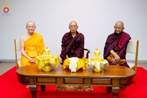 ภาพ No.222655:วันที่ 23 เมษายน พ.ศ. 2568 หลวงพ่อทัตตชีโวต้อนรับคณะสงฆ์เมียนมาร์ ณ อาคาร 100 ปี คุณยายมหารัตนอุบาสิกาจันทร์ ขนนกยูง วัดพระธรรมกาย