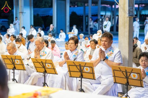 ภาพ No.193714:สาธุชนถวายภัตตาหารเป็นสังฆทาน แด่พระธรรมยาตรา ณ อนุสรณ์สถานมหาวิหารพระมงคลเทพมุนี (โลตัสแลนด์) อ.สองพี่น้อง จ.สุพรรณบุรี ในโครงการธรรมยาตรา กตัญญูบูชา มหาปูชนียาจารย์ พระมงคลเทพมุนี(สด จนฺทสโร) พระผู้ปราบมาร ปีที่ 13 วันที่ 12 มกราคม พ.ศ.2568