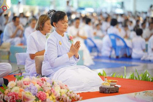 ภาพ No.167488:พิธีตักบาตรและพิธีบูชาข้าวพระ ในวันอาทิตย์ที่ 3 พฤศจิกายน พ.ศ. 2567 ณ วัดพระธรรมกาย