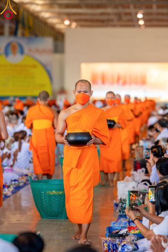 ภาพ No.92108:พิธีตักบาตร ในวันทอดกฐินสามัคคี ประจำปีพุทธศักราช 2566 วันอาทิตย์ต้นเดือนที่ 5 พฤศจิกายน พ.ศ. 2566 ณ สภาธรรมกายสากล วัดพระธรรมกาย จ.ปทุมธานี