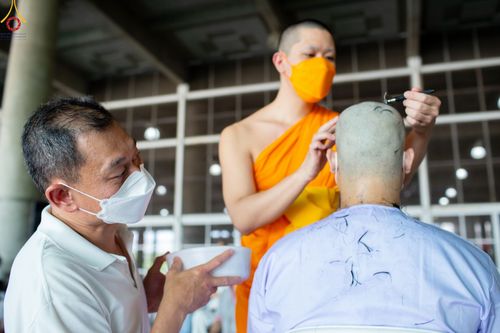 ภาพ No.82516:พิธีปลงผมนาคธรรมทายาท ในโครงการธรรมทายาทระดับอุดมศึกษา รุ่นที่ 50 ภาคฤดูฝน ในวันที่ 10 มิถุนายน พ.ศ. 2566 ณ วัดพระธรรมกาย