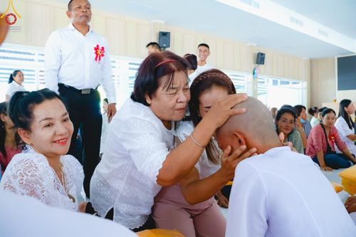 ภาพ No.186453:พิธีตัดปอย ปลงผม เวียนประทักษิณ  มอบบาตรผ้าไตร ขอขมาผู้ปกครอง และพิธีบรรพชาอุปสมบท  โครงการอุปสมบทหมู่บูชาธรรมมหาปูชนียาจารย์  ประจำปี 2567 ณ ศูนย์ปฏิบัติธรรมภาคใต้และวัดคงคาเลียบ อ.บางกล่ำ จ.สงขลา วันอาทิตย์ที่ 8 ธันวาคม พ.ศ. 2567