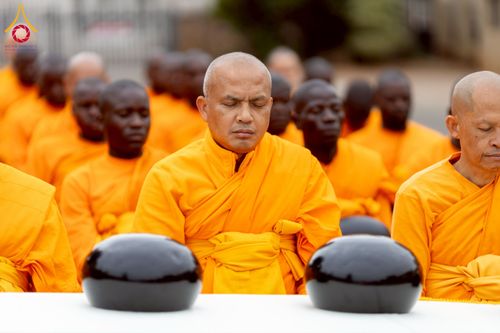 ภาพ No.232995:วันอาทิตย์ 29 มิถุนายน พ.ศ. 2568 กิจกรรมอบรมธรรมทายาทแอฟริกาใต้  ปฏิบัติธรรมสร้างสันติสุขภายใน แสงแห่งพุทธธรรมสู่แผ่นดินแอฟริกาใต้ ณ บริเวณหน้าวัดพระธรรมกายโจฮันเนสเบิร์ก