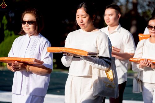 ภาพ No.252233:วันที่ 4-5 ตุลาคม พ.ศ. 2568  วัดพระธรรมกายแคลิฟอร์เนีย ประเทศสหรัฐอเมริกา ได้จัดพิธีตัดปอยผม โดยคณะสงฆ์ ญาติ ๆ และสาธุชน ให้กับนาคธรรมทายาท 8 ท่าน และได้จัดพิธีบรรพชา-อุปสมบท ฉลองพิธีทอดกฐินบรมจักรพรรดิ สร้างอุโบสถ 82 ปี บูชาธรรมหลวงพ่อธัมมชโย