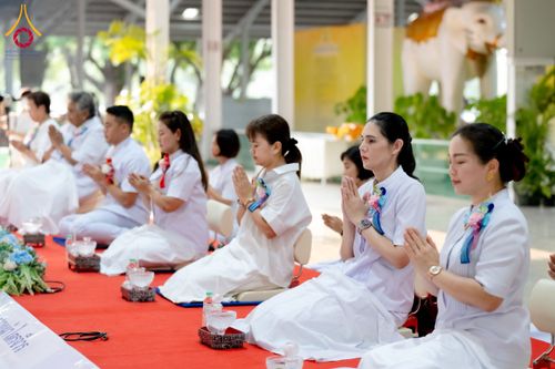 ภาพ No.61254:พิธีตักบาตรฉลองพระใหม่ รุ่นบูชาธรรมโครงการ 1-2 โครงการบรรพชาอุปสมบทหมู่ธรรมทายาท บูชาธรรมหลวงพ่อธัมมชโย 80 ปี ณ โถงช้างสำนักงานใหญ่ วัดพระธรรมกาย วันที่ 20 เมษายน พ.ศ. 2567