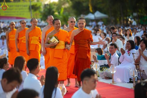 ภาพ No.192641:พิธีจุดประทีปถวายเป็นพุทธบูชา และบูชาธรรมมหาปูชนียาจารย์ ณ อนุสรณ์สถานคลองบางนางแท่น อ.สามพราน จ.นครปฐม ในโครงการธรรมยาตรา กตัญญูบูชา มหาปูชนียาจารย์ พระมงคลเทพมุนี(สด จนฺทสโร) พระผู้ปราบมาร อนุสรณ์สถาน 7 แห่ง ปีที่ 13 วันที่ 10 มกราคม พ.ศ. 2568