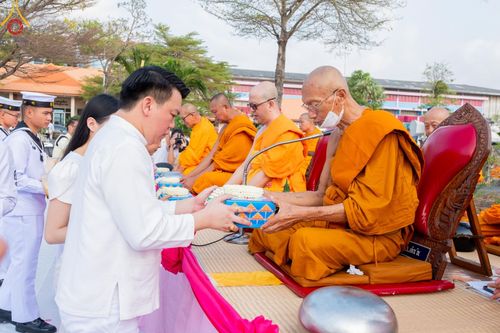 ภาพ No.58114:พิธีตักบาตรพระภิกษุและสามเณร 180 รูป ณ ลานองค์พระสมุทรเจดีย์ จ.สมุทรปราการ วันเสาร์ที่ 27 เมษายน พ.ศ. 2567