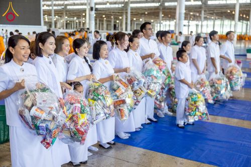 ภาพ No.232016:วันอาทิตย์ที่ 6 กรกฏาคม พ.ศ. 2568 พิธีตักบาตร ข้าวสารอาหารแห้ง  พิธีบูชาข้าวพระ สัมมนาพิเศษราชเหล็ก ณ สภาธรรมกายสากล วัดพระธรรมกาย