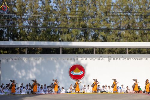 ภาพ No.110386:พิธีต้อนรับพระธรรมยาตรา ในโครงการธรรมยาตรากตัญญูบูชา มหาปูชนียาจารย์ พระมงคลเทพมุนี(สด จนฺทสโร) พระผู้ปราบมาร อนุสรณ์สถาน 7 แห่ง ปีที่ 12 วันที่ 11 มกราคม พ.ศ. 2567 ณ อนุสรณ์สถานลำดับที่ 3 สถานที่เกิดใหม่ในเพศสมณะ วัดสองพี่น้อง จ.สุพรรณบุรี