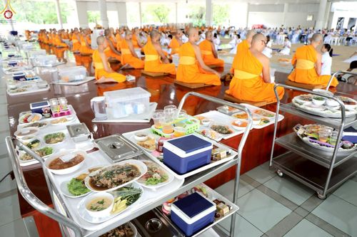 ภาพ No.230417:วันที่ 28 มิถุนายน พ.ศ. 2568 พิธีถวายภัตตาหารเมนูสวรรค์ เพื่อการบรรลุธรรม ณ หอฉันคุณยายอาจารย์ฯ วัดพระธรรมกาย