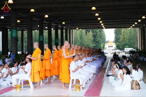 ภาพ No.143940:พิธีตัดปอยผมและปลงผมธรรมทายาท รุ่นเข้าพรรษา ณ มหาวิหารคด คอร์ 16 วัดพระธรรมกาย วันอาทิตย์ที่ 7 กรกฎาคม พ.ศ. 2567