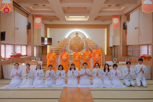 ภาพ No.213430:วันอาทิตย์ที่ 16 มีนาคม พ.ศ. 2568 พิธีบุพเปตพลี, ถวายภัตตาหาร, ปล่อยปลา วัดพระธรรมกายคานากาว่า ประเทศญี่ปุ่น