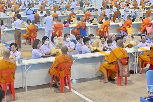 ภาพ No.85359:พิธีถวายมหาสังฆทานคณะสงฆ์ 2000 กว่าวัดทั่วประเทศปีที่ 23, พิธีถวายไทยธรรมคณะสงฆ์ 323 วัด 4 จังหวัดชายแดนภาคใต้, พิธีมอบปัจจัยช่วยเหลือครู 4 จังหวัดชายแดนภาคใต้ ณ สภาธรรมกายสากล วัดพระธรรมกาย ในวันสมาธิโลก อาทิตย์ที่ 6 สิงหาคม พ.ศ. 2566