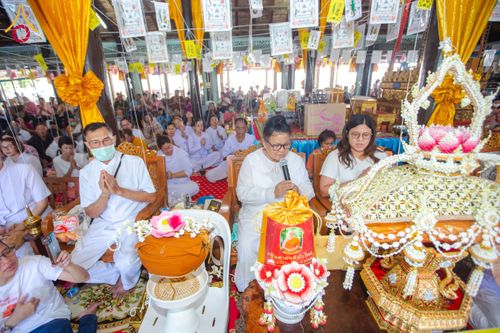 ภาพ No.170006:พิธีทอดกฐิน ณ วัดเขาสมอระบัง จ.เพชรบุรี ในโครงการกฐินสามัคคีทั่วไทย 30,000 วัด บูชาธรรม 80 ปี หลวงพ่อธัมมชโย โดยคณะศิษยานุศิษย์วัดพระธรรมกาย วันที่ 26 ตุลาคม พ.ศ. 2567