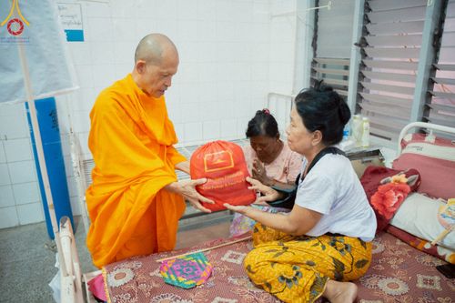 ภาพ No.220301:วันที่ 17 เมษายน พ.ศ. 2568 ผู้แทนวัดพระธรรมกาย ลงพื้นที่เยียวยา ซับน้ำตาเหยื่อแผ่นดินไหวมัณฑะเลย์