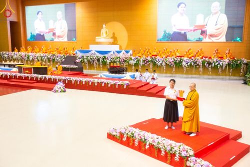 ภาพ No.124635:พิธีมอบโล่วัชรเกียรติยศ โครงการตอบปัญหาศีลธรรมเพื่อสันติภาพโลก (World-PEC) ต่างประเทศ ครั้งที่ 17 ณ ห้องแก้วสารพัดนึก 1 วัดพระธรรมกาย ในวันมาฆบูชา เสาร์ที่ 24 กุมภาพันธ์ พ.ศ. 2567