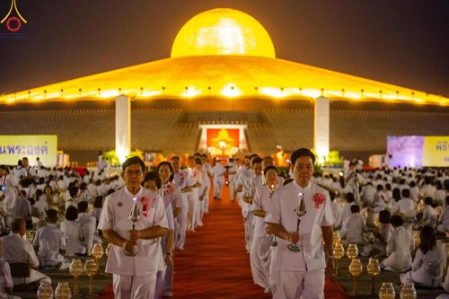 ภาพ No.160579:พิธีจุดประทีป 20,000 ดวง บูชาพระมหาธรรมกายเจดีย์ และบูชาพระมงคลเทพมุนี (สด จนฺทสโร) พระผู้ปราบมาร ณ ลานธรรม พระมหาธรรมกายเจดีย์ วัดพระธรรมกาย จ.ปทุมธานี วันที่ 10 ตุลาคม พ.ศ. 2567