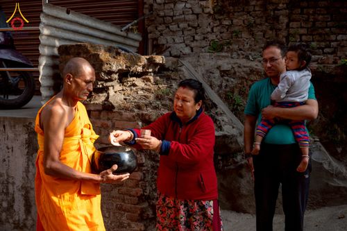 ภาพ No.213106:วันที่ 17 - 18 มีนาคม พ.ศ. 2568 คณะสงฆ์และสามเณรเดินบิณฑบาต รอบเมืองในพื้นที่ วัดสยมภูวนาถและราชวังปาตัน ณ เมืองกาฐมาณฑุ ประเทศเนปาล