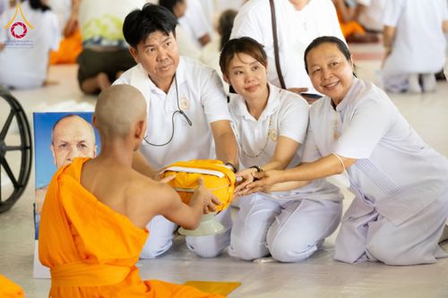 ภาพ No.134974:พิธีถวายบาตรแด่นาคธรรมทายาท ในโครงการบรรพชาสามเณรฟื้นฟูพระพุทธศาสนาทั่วไทย ณ สภาธรรมกายสากล วัดพระธรรมกาย จ.ปทุมธานี วันเสาร์ที่ 6 เมษายน พ.ศ. 2567