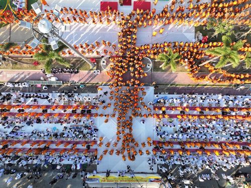 ภาพ No.184717:พิธีตักบาตรพระ 10,000 รูป ครั้งที่ 3 เนื่องในโอกาส 193 ปี จังหวัดกาญจนบุรี อุทิศส่วนกุศลให้แด่บรรพชน และเพื่อช่วยเหลือผู้ประสบภัยพิบัติต่างๆ วันเสาร์ที่ 21 ธันวาคม พ.ศ. 2567