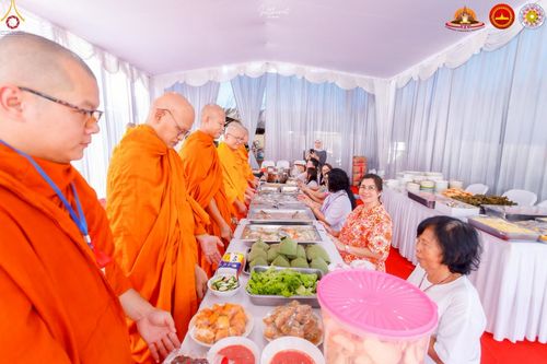 ภาพ No.224474:วันจันทร์ที่ 12 พฤษภาคม พ.ศ. 2568  ชาวพุทธในอินโดนีเซีย ร่วมฉลองวิสาขบูชาจุดประทีปกว่า 200,000 ดวง ณ พระมหาเจดีย์บรมพุทโธ  เจริญพุทธมนต์ถวาย “พระวชิรเกล้าเจ้าอยู่หัว”