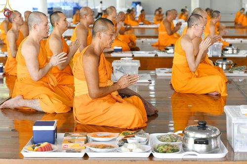 ภาพ No.165775:พิธีถวายภัตตาหารเมนูสวรรค์ วันที่ 26 ตุลาคม พ.ศ. 2567 ณ หอฉันคุณยายอาจารย์ฯ วัดพระธรรมกาย