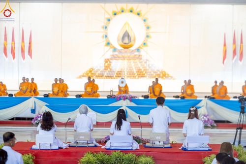 ภาพ No.221972:วันที่ 4 พฤษภาคม พ.ศ. 2568 พิธีตักบาตร เนื่องในวันอาทิตย์ต้นเดือน ณ บ้านแก้วเรือนทองคุณยายฯ วัดพระธรรมกาย