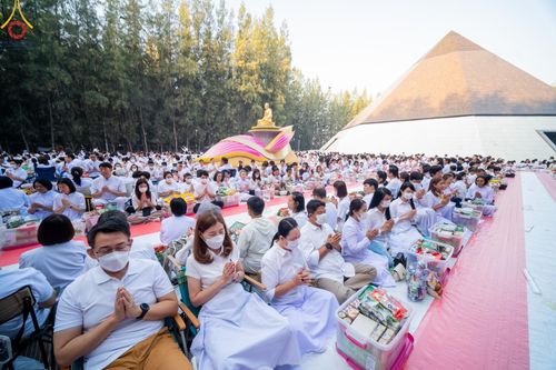 ภาพ No.107532:พิธีตักบาตรพระธรรมยาตราฯ ในโครงการธรรมยาตรากตัญญูบูชา มหาปูชนียาจารย์ พระมงคลเทพมุนี(สด จนฺทสโร) พระผู้ปราบมาร ปีที่ 12 ณ อนุสรณ์สถานมหาวิหารพระมงคลเทพมุนี อ.สองพี่น้อง จ.สุพรรณบุรี วันที่ 7 มกราคม พ.ศ. 2567