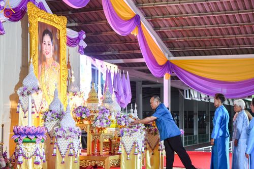 ภาพ No.138958:กิจกรรมเฉลิมพระเกียรติ สมเด็จพระนางเจ้าฯ พระบรมราชินี เนื่องในโอกาสวันเฉลิมพระชนมพรรษา พิธีเจริญพระพุทธมนต์ , ทำบุญตักบาตรพระสงฆ์ ถวายพระราชกุศล , พิธีถวายเครื่องราชสักการะ , และพิธีจุดเทียนถวายพระพรชัยมงคล วันที่ 3 มิถุนายน พ.ศ. 2567 ณ อาคารโถงช้าง วัดพ