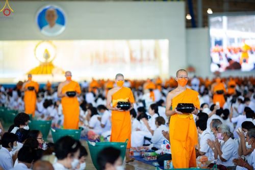 ภาพ No.89444:พิธีตักบาตร ข้าวสารอาหารแห้ง พิธีบูชาข้าวพระ และพิธีจุดเทียนใจ ไฟนิรันดร์  อนันตชัย ณ สภาธรรมกายสากล วัดพระธรรมกาย วันอาทิตย์ที่ 1 ตุลาคม พ.ศ. 2566