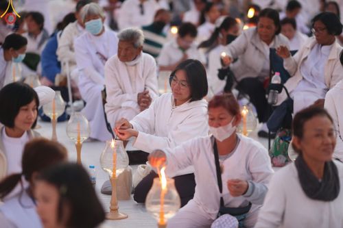 ภาพ No.194823:พิธีจุดประทีปถวายเป็นพุทธบูชา และบูชาธรรมมหาปูชนียาจารย์ ณ วัดสองพี่น้อง ต.ต้นตาล อ.สองพี่น้อง จ.สุพรรณบุรี ในโครงการธรรมยาตรา กตัญญูบูชา มหาปูชนียาจารย์ พระมงคลเทพมุนี(สด จนฺทสโร) พระผู้ปราบมาร อนุสรณ์สถาน 7 แห่ง ปีที่ 13 วันที่ 14 มกราคม พ.ศ. 2568
