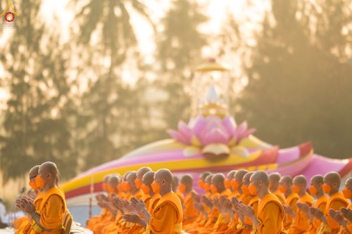 ภาพ No.110240:พิธีตักบาตรพระธรรมยาตราฯ ในโครงการธรรมยาตรากตัญญูบูชา มหาปูชนียาจารย์ พระมงคลเทพมุนี(สด จนฺทสโร) พระผู้ปราบมาร ปีที่ 12 ณ อนุสรณ์สถานลำดับที่ 2 สถานที่ตั้งมโนปณิธานบวชตลอดชีวิต อนุสรณ์สถานบางนางแท่น จ.นครปฐม วันที่ 11 มกราคม พ.ศ. 2567