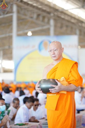 ภาพ No.143390:พิธีตักบาตร ข้าวสารอาหารแห้ง ณ บ้านแก้วเรือนทองคุณยายฯ และ พิธีบูชาข้าวพระ  ณ สภาธรรมกายสากล วัดพระธรรมกาย วันอาทิตย์ที่ 7 กรกฎาคม พ.ศ. 2567