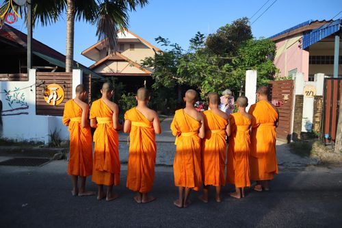 ภาพ No.61066:สามเณรออกบิณฑบาต และกิจกรรมอบรมสามเณร ในโครงการบรรพชาสามเณรฟื้นฟู พระพุทธศาสนาทั่วไทย ณ ศูนย์อบรมที่พักสงฆ์บ้านร่มเย็น จ.นราธิวาส วันที่ 2-15 เมษายน พ.ศ. 2567