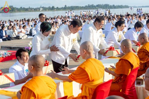 ภาพ No.250537:วันพุธที่ 8 ตุลาคม พ.ศ. 2568 พิธีตักบาตรเทโวโรหณะ ณ ลานธรรมปทุมรัตน์ธรรมเจดีย์ พุทธอุทยานนานาชาติ อ.โพนพิสัย จ.หนองคาย