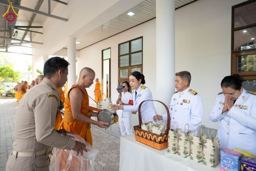 ภาพ No.194755:พิธีเจริญพระพุทธมนต์ และทำบุญตักบาตร ถวายพระราชกุศล แด่พระบาทสมเด็จพระเจ้าอยู่หัว เนื่องในโอกาสพระราชพิธีสมมงคล พระชนมายุเท่าพระบาทสมเด็จพระพุทธยอดฟ้าจุฬาโลกมหาราช สมเด็จพระปฐมบรมกษัตริยาธิราชแห่งพระราชวงศ์จักรี พุทธศักราช 2568 วันที่ 14 มกราคม พ.ศ. 2568