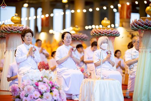 ภาพ No.223958:วันวิสาขบูชา วันอาทิตย์ที่ 11 พฤษภาคม พ.ศ. 2568 พิธีจุดวิสาขประทีป ,  พิธีเวียนประทักษิณรอบพระมหาธรรมกายเจดีย์ , พิธีฉลองชัยสวดมนต์บทธัมมจักกัปปวัตตนสูตร ครบ 7,357,000,000 จบ ณ มหารัตนวิหารคด วัดพระธรรมกาย