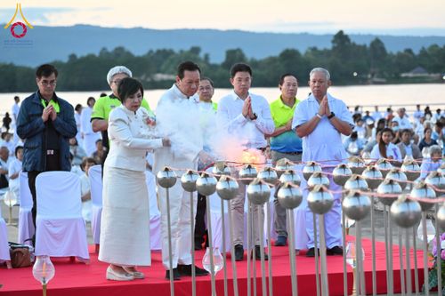 ภาพ No.250445:วันอังคารที่ 7 ตุลาคม พ.ศ. 2568 พิธีจุดประทีปบูชาพระรัตนตรัย ณ ลานธรรมปทุมรัตน์ธรรมเจดีย์ พุทธอุทยานนานาชาติ อ.โพนพิสัย จ.หนองคาย
