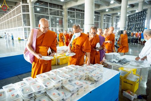 ภาพ No.219271:บรรยากาศการเดินทางเข้าวัดพระธรรมกาย , การต้อนรับปฏิสันถาร , การฉันภัตตาหารเช้า , การลงทะเบียนพระสังฆาธิการ  เนื่องในวันคุ้มครองโลก พิธีถวายมหาสังฆทานคณะสงฆ์ 40,000 กว่าวัดทั่วประเทศ ณ วัดพระธรรมกาย